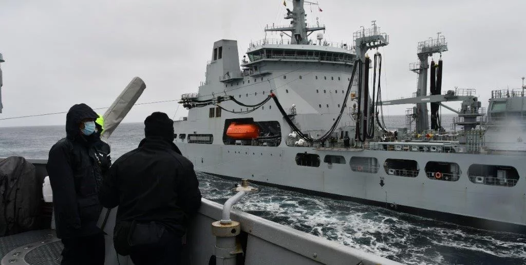 Ravitaillement à la mer entre la Frégate multi-missions Aquitaine et le Royal Fleet Auxiliary Tiderace