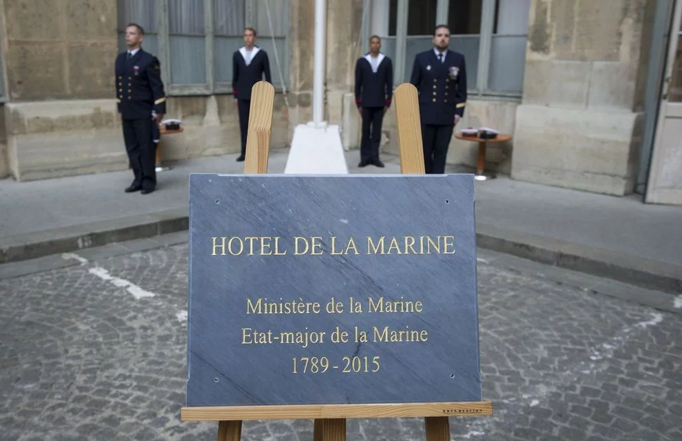 Dernière cérémonie des couleurs de l’Hôtel de la Marine