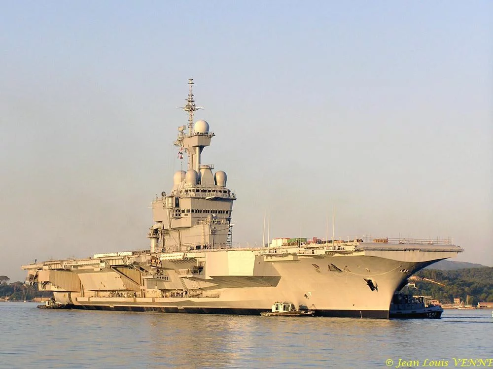 Le Charles de Gaulle sort du bassin