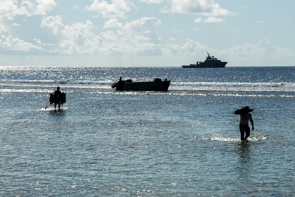 Les scientifiques débarquent sur un atoll