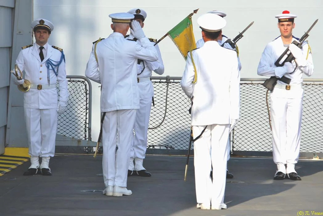 Le nouveau commandant passe la garde d'honneur en revue