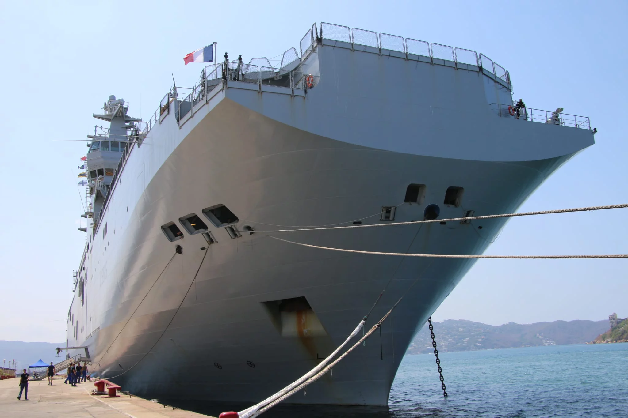 Le porte-hélicoptères Dixmude dans le port d'Acapulco