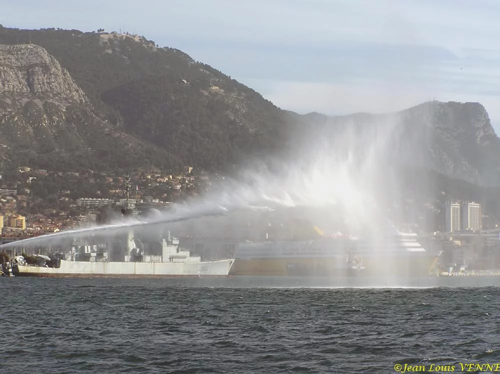 L'Estérel essaie son canon Ã  eau