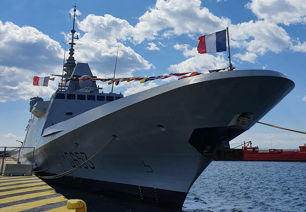 La frégate Languedoc arbore le grand pavois dans le port du Pirée à l'occasion de la fête nationale grecque