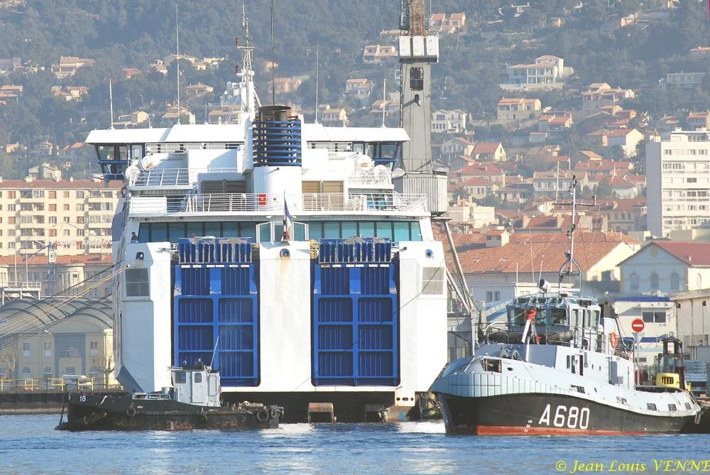 Le Liamone entre dans un bassin de DCNS à Toulon