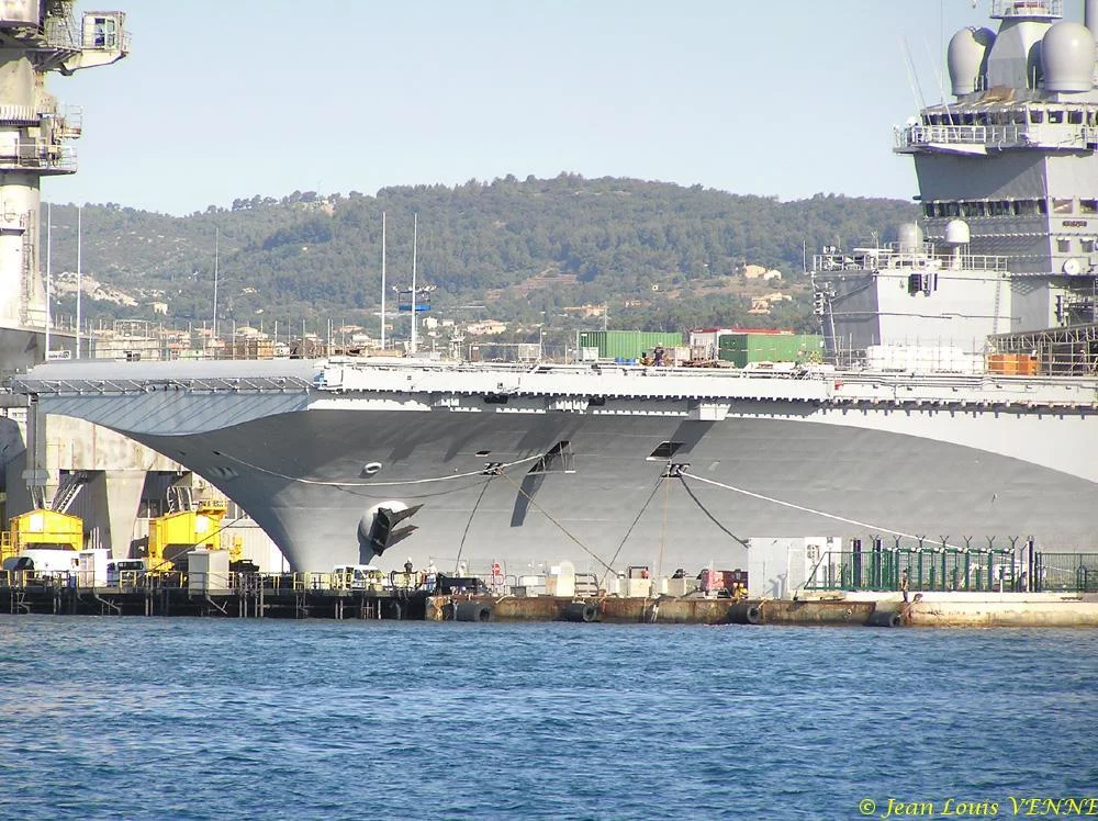 Le porte-avions Charles de Gaulle avant sa sortie de bassin