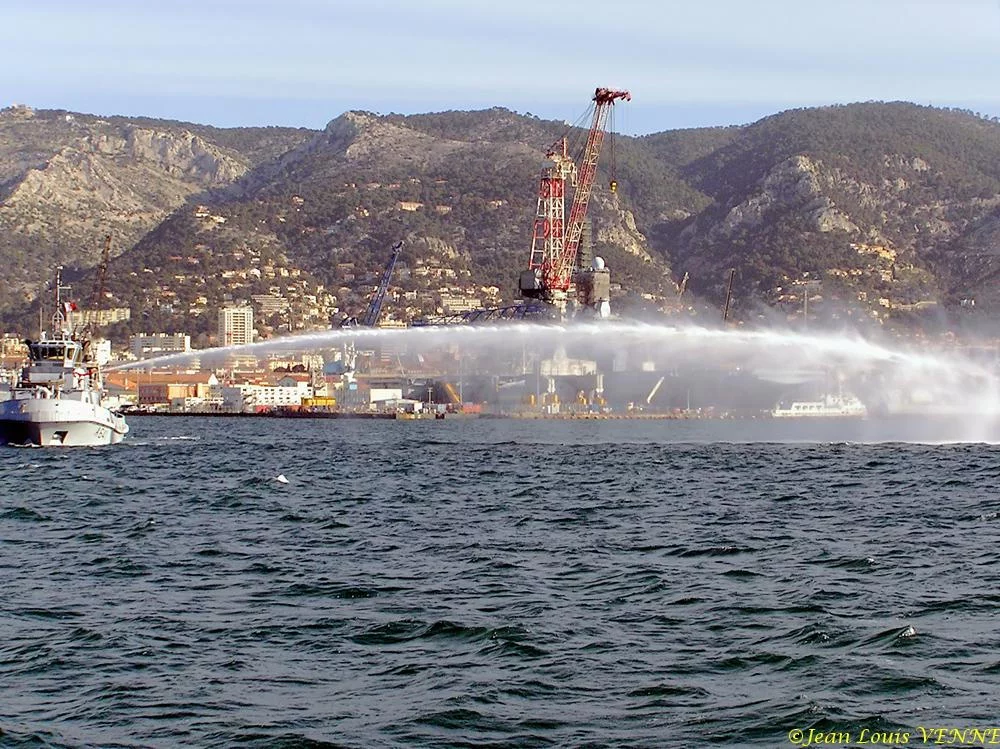 L'Estérel essaie son canon Ã  eau