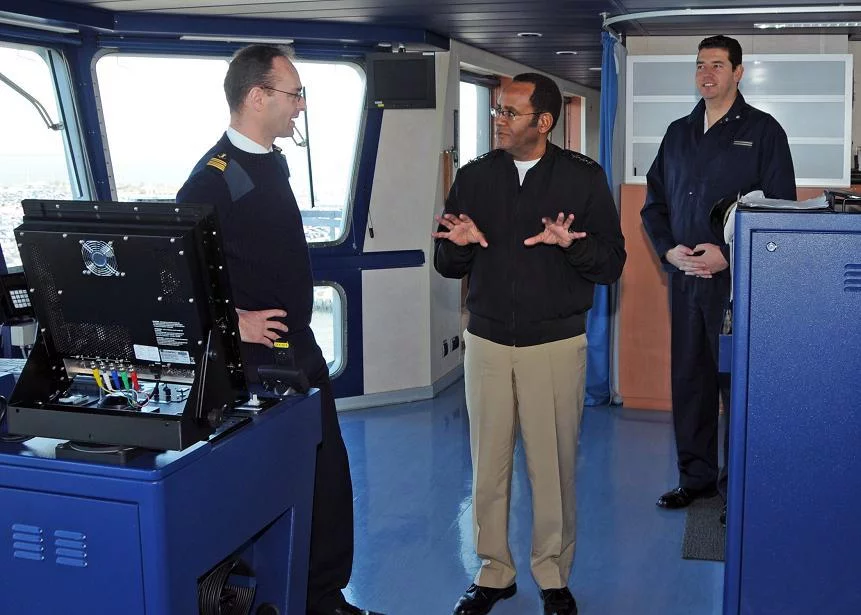 Le commandant du Tonnerre présente la passerelle au vice-amiral Williams