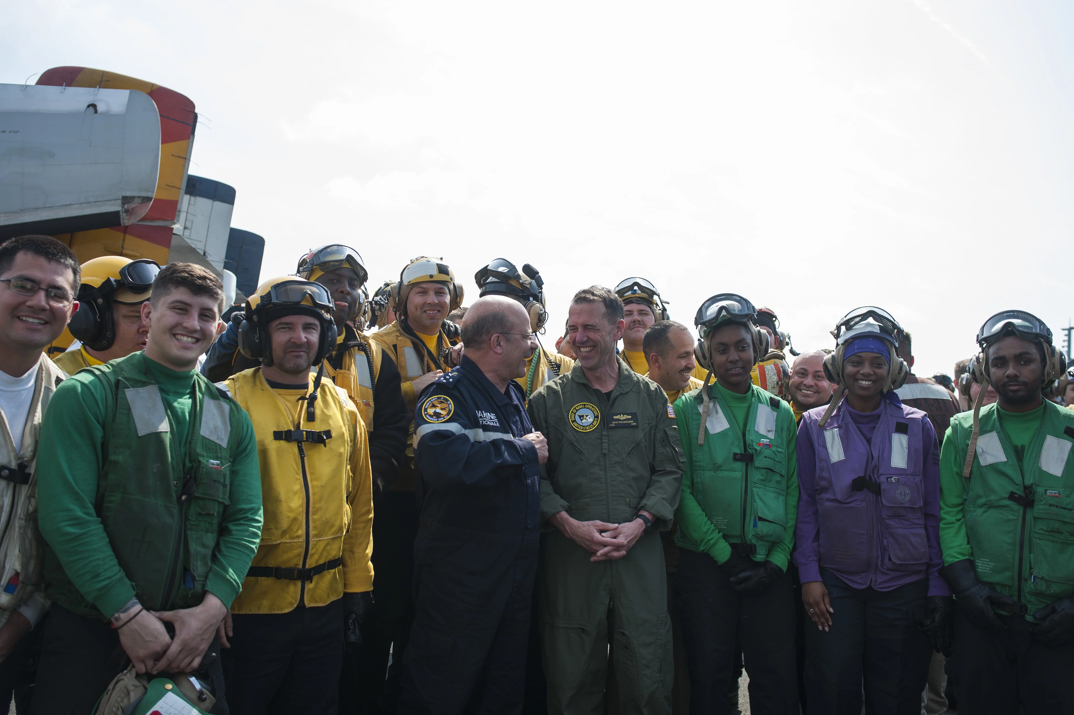 L'amiral Prazuck et le CNO entourés par les marins français et américains