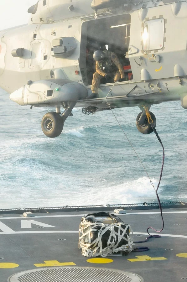 Le Caïman Marine de la frégate Auvergne treuillant des rechanges navals à destination de la FAA Jean Bart