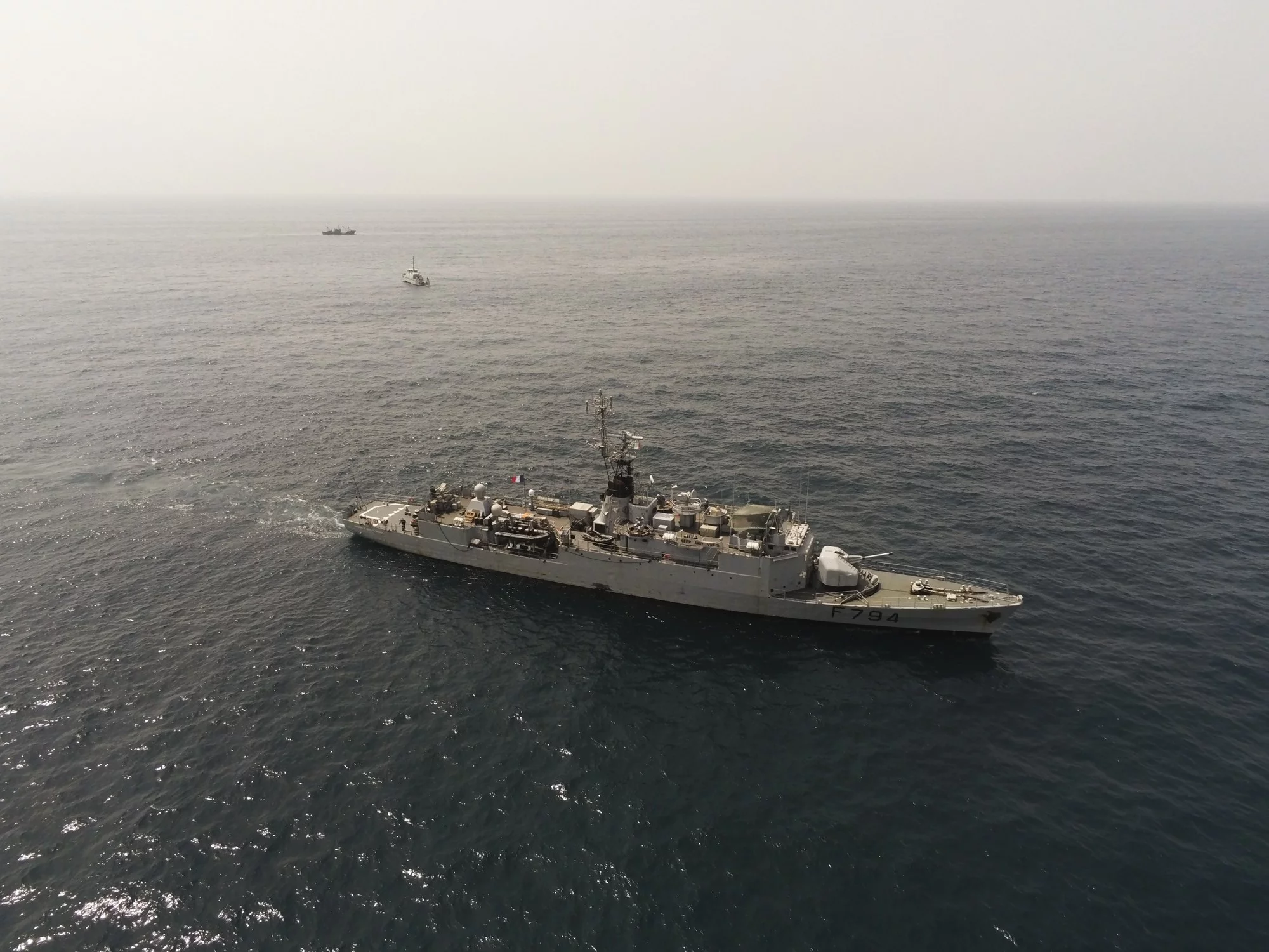 Le patrouilleur EV Jacoubet s'entraîne avec le patrouilleur ivoirien Le Bouclier