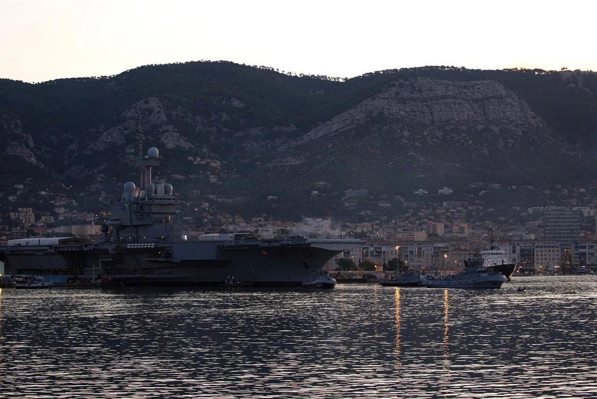 Sortie du bassin du porte-avions Charles de Gaulle