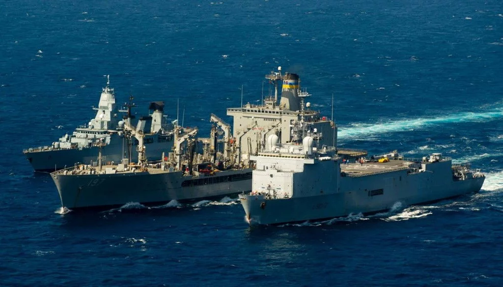 Trois bâtiments de la force européenne Atalante se ravitaillent auprès d’un ravitailleur américain dans le golfe d’Aden