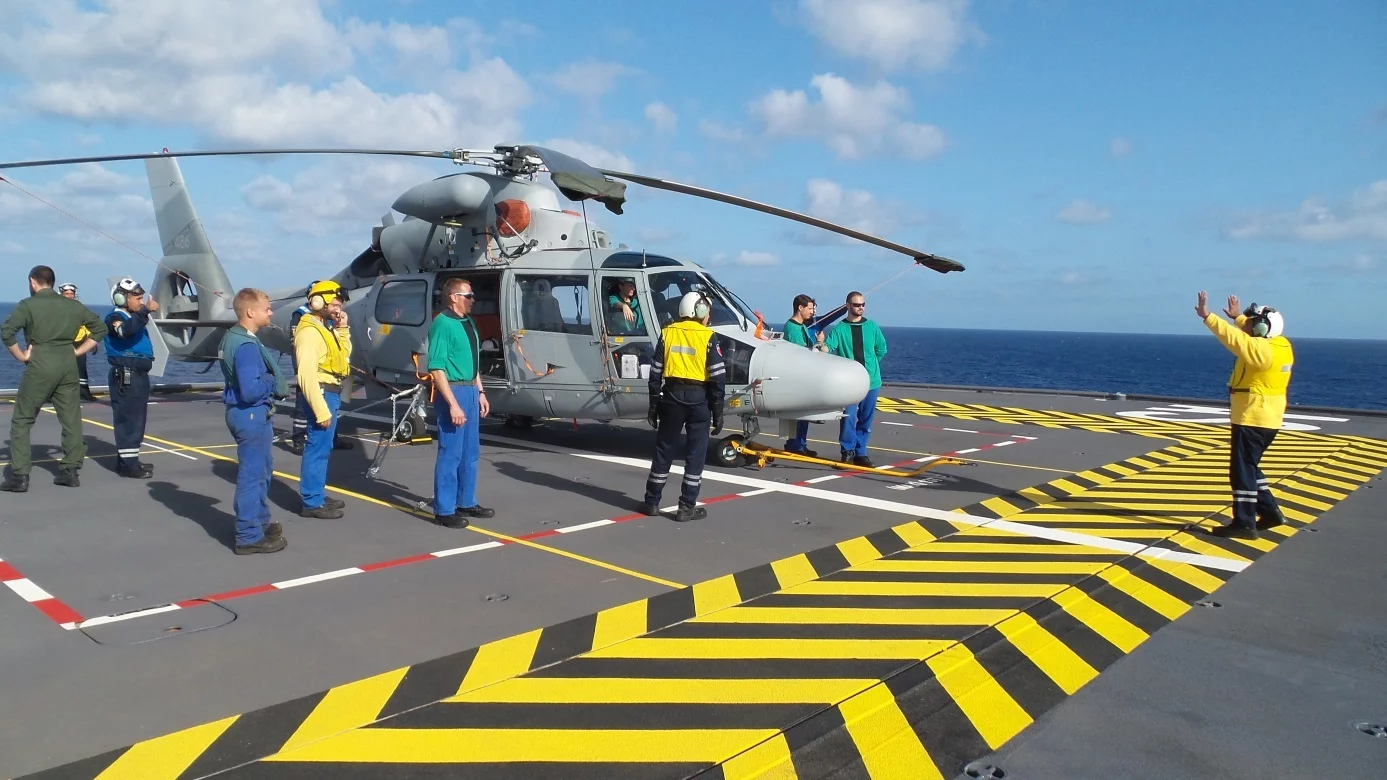 Mise en place d'un hélicoptère sur la plage arrière de la frégate Courbet