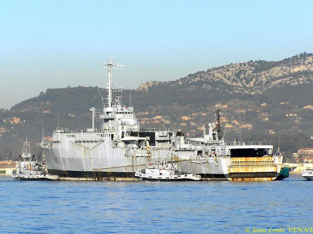 L'ex-Ouragan transféré dans le port de Bregaillon