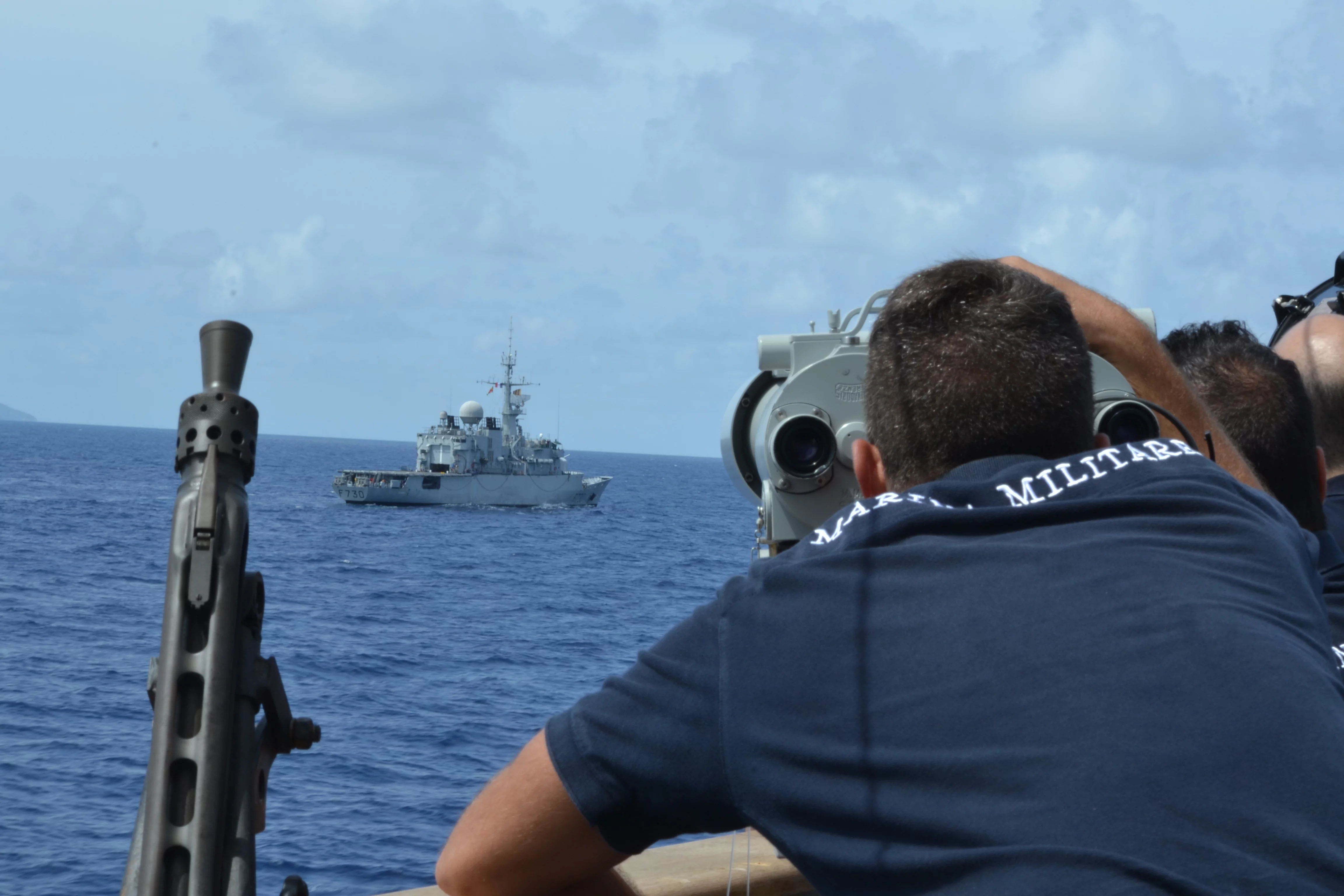 Le Floréal, vu depuis la frégate italienne ITS Carabiniere