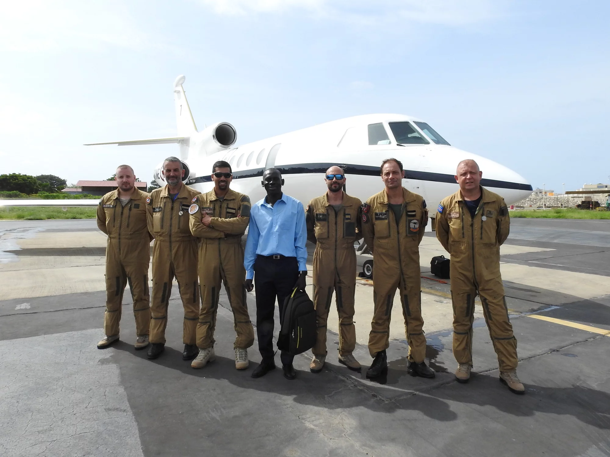 L'équipage du Falcon 50 et l'inspecteur des pêches