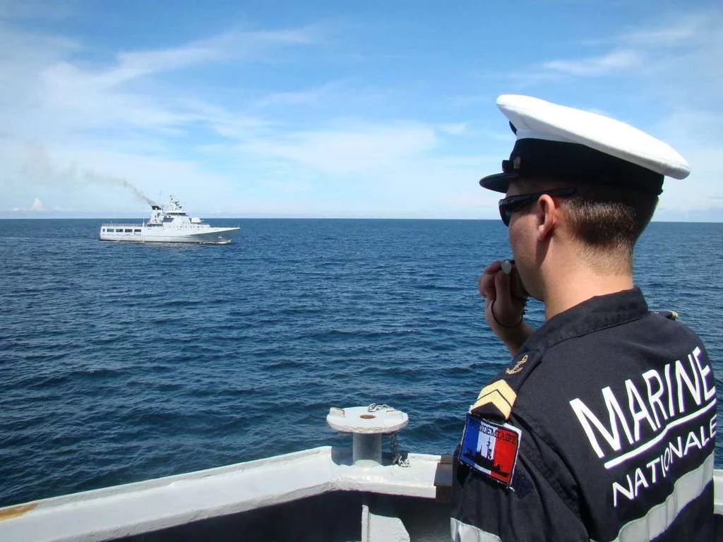 La frégate Vendémiaire s'entraine avec le patrouilleur Darulehsan de la marine du Brunéi