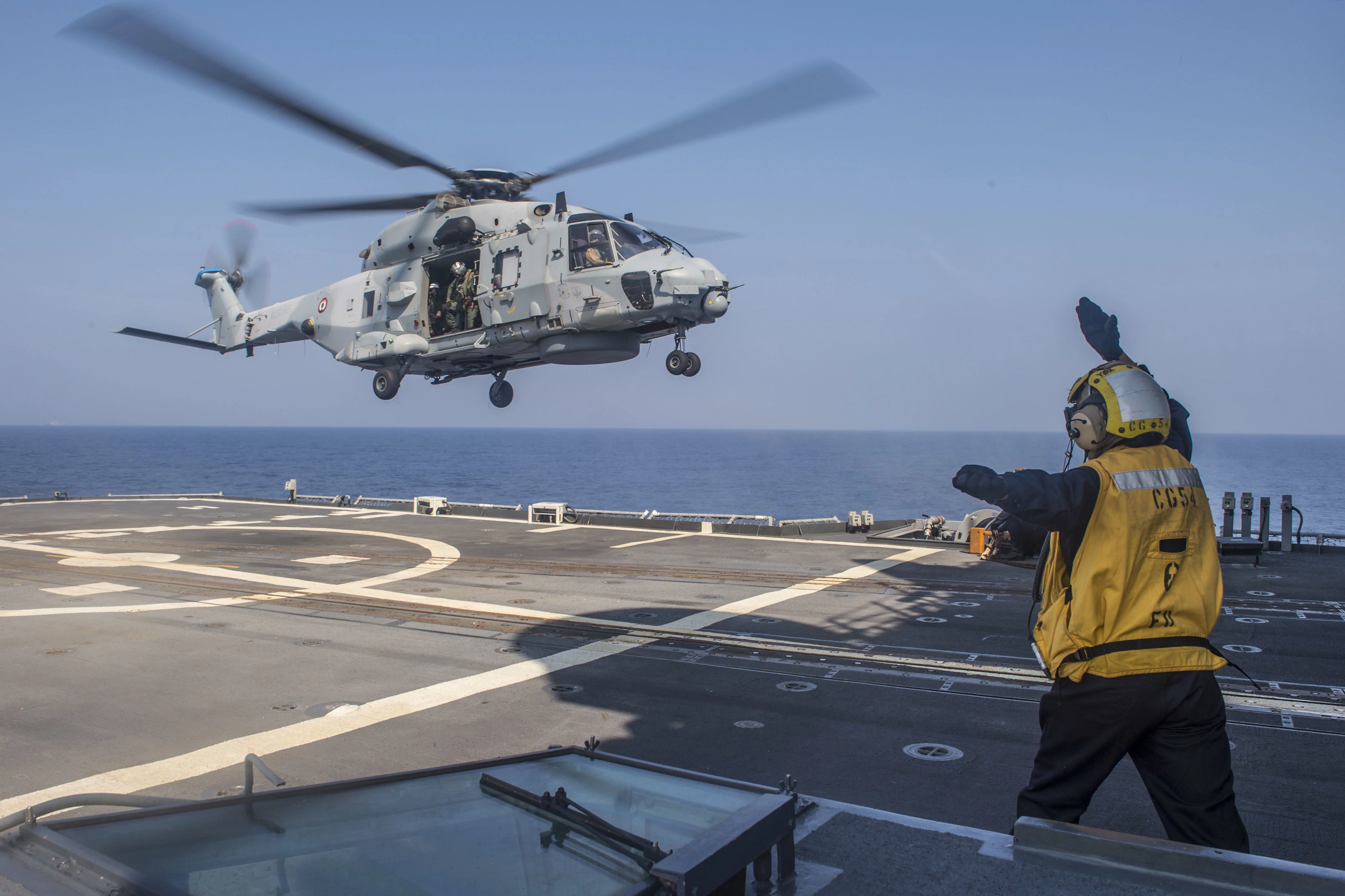 Un hélicoptère Caïman NH-90 de la frégate Provence se pose sur le croiseur USS Antietam