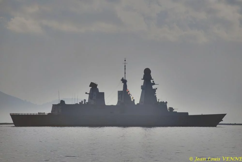 La frégate Chevalier Paul vient saluer le Jules Verne