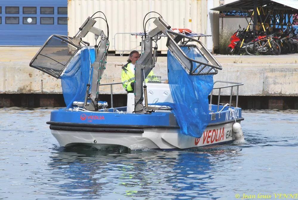 L'Albert 2, bateau écrémeur de déchets de surface
