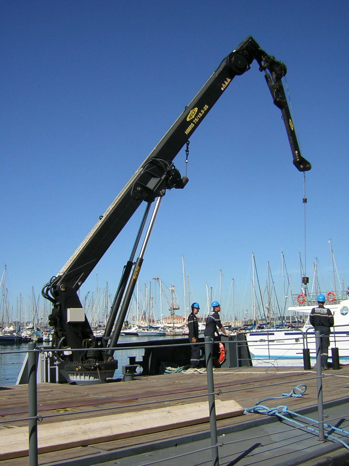 La grue du ponton automoteur