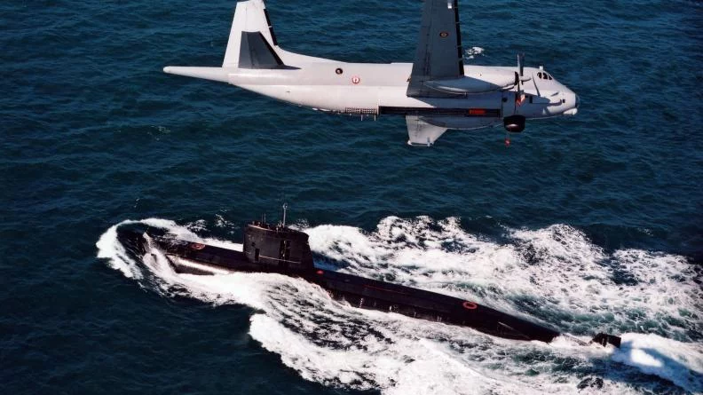 Un avion de patrouille maritime ATL-2 survole un sous-marin