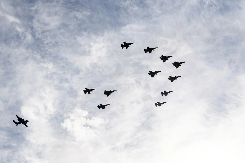 Entrainement entre F16 grecs et Rafale marine