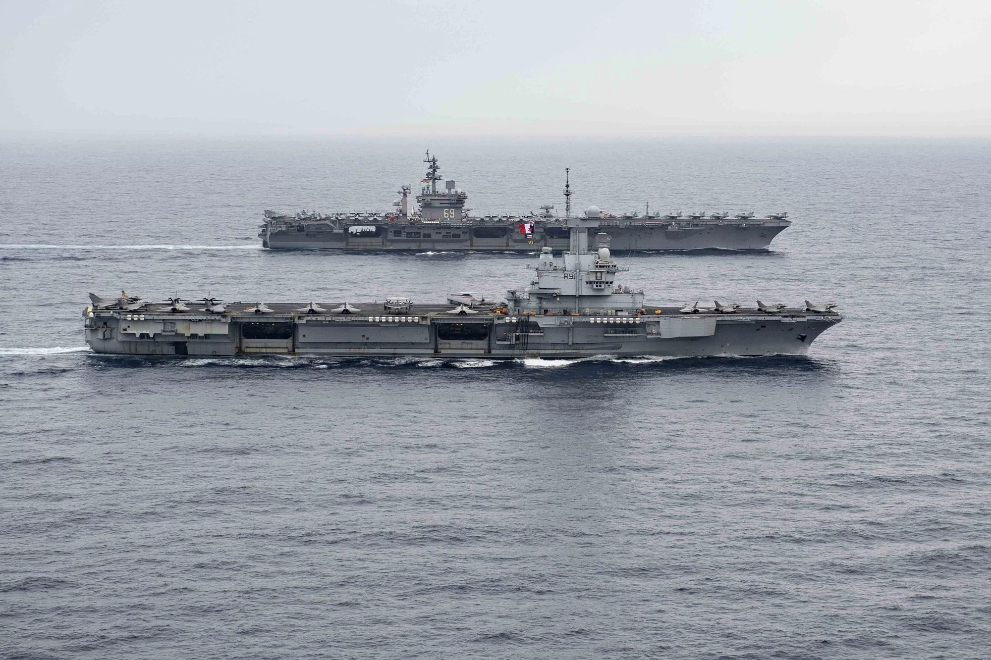 Les porte-avions USS Dwight Eisenhower et Charles de Gaulle