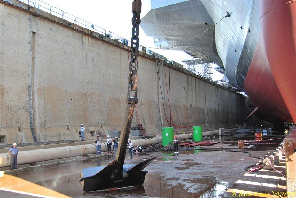 Le Charles de Gaulle ré-embarque ses lignes de mouillage