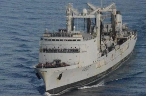 L’équipage de La « Meuse » réuni sur le château et la plage avant