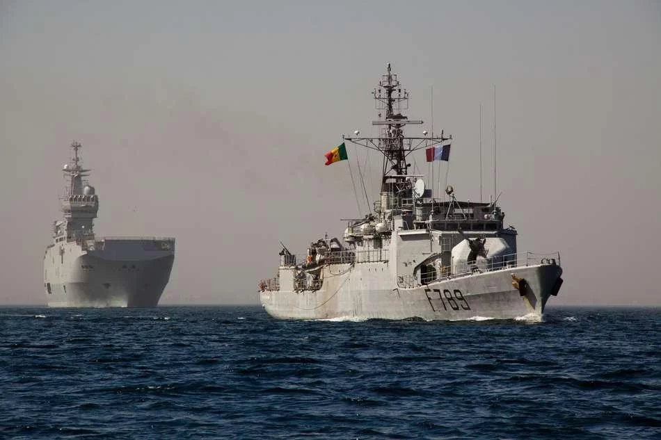 Le BPC Dixmude et son escorte