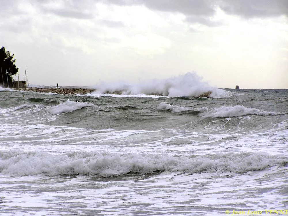 Mer agitée sur la plage de St-Elme