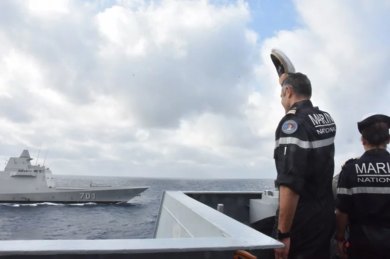 Le commandant de la frégate Guépratte salue la frégate multi-missions (FREMM) Mohammed VI de la Marine royale marocaine