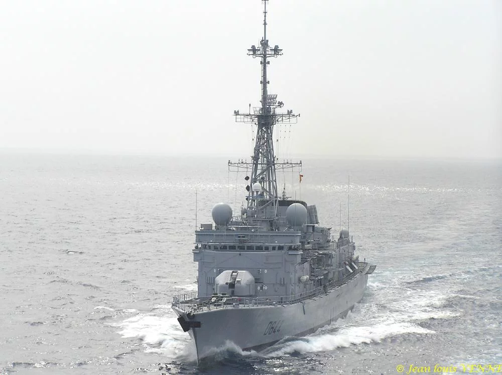 La frégate Primauguet se présente pour un ravitaillement à la mer