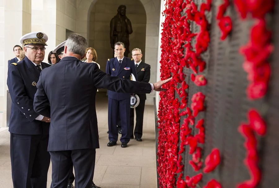 Le CEMM et son homologue australien devant l’Australian War Memorial