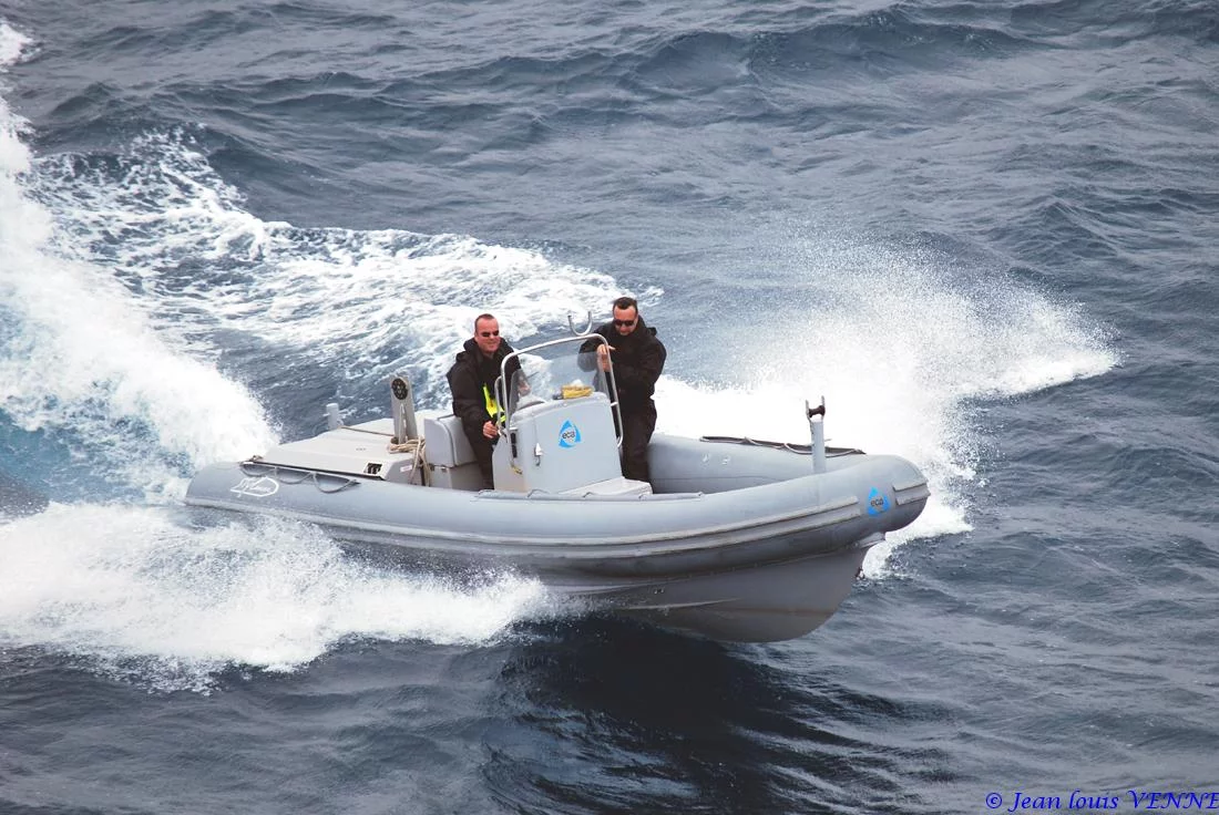 Une embarcation rapide suspecte simule une attaque terroriste
