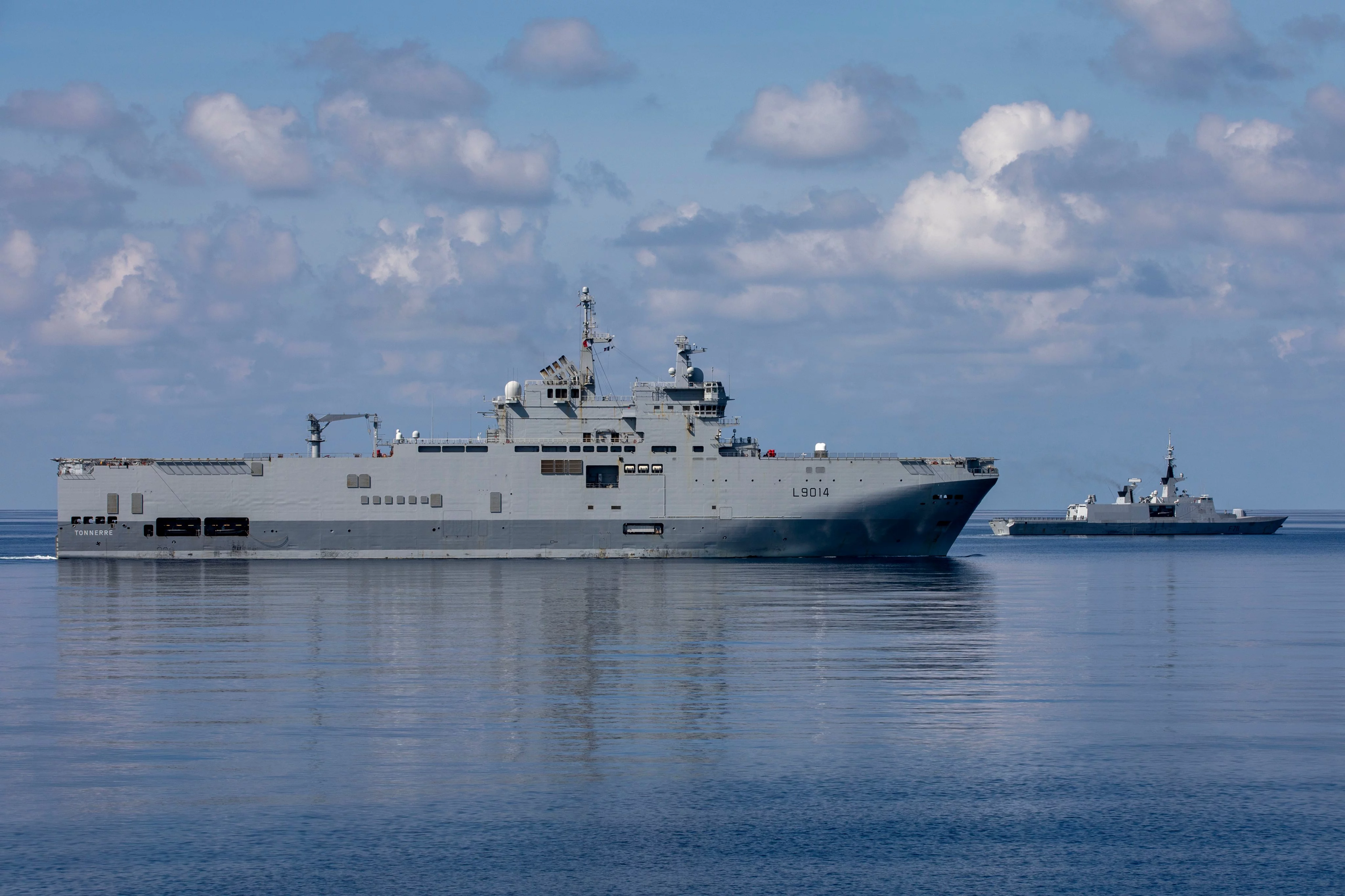 Le porte-hélicoptères Tonnerre et la frégate Surcouf