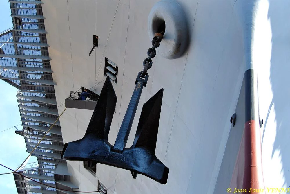 Le Charles de Gaulle ré-embarque ses lignes de mouillage