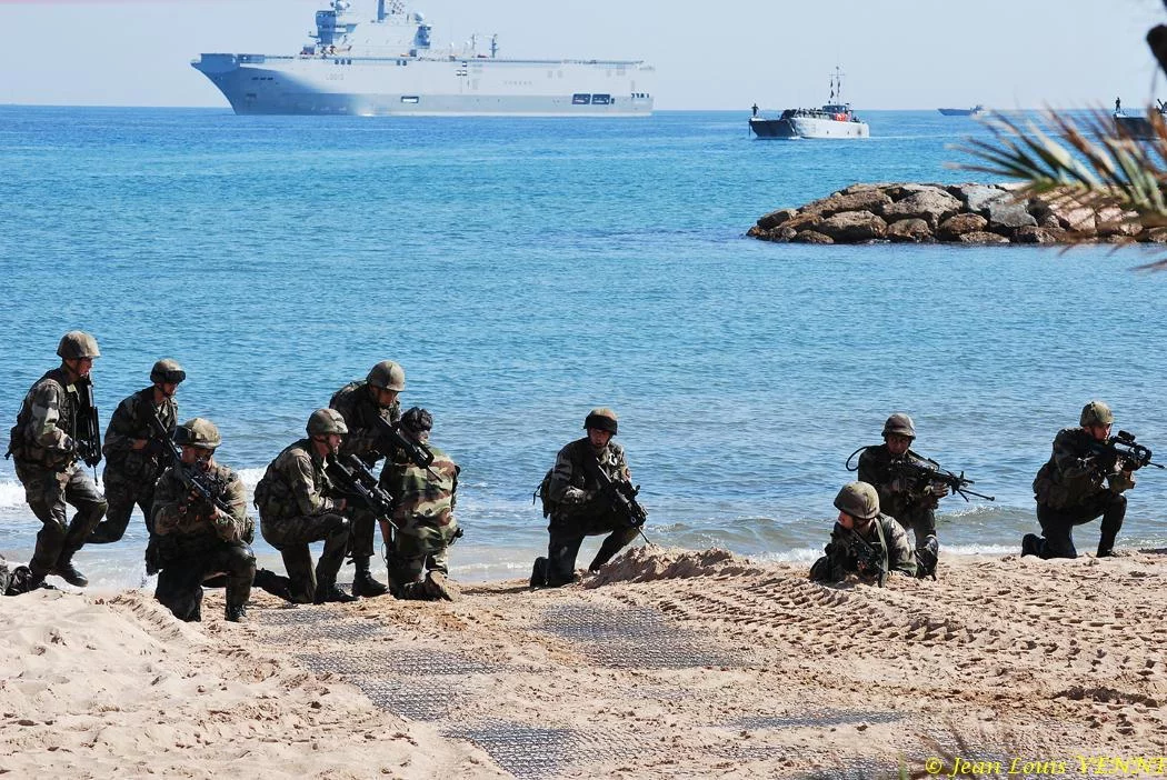 Les fantassins protègent la tête de pont