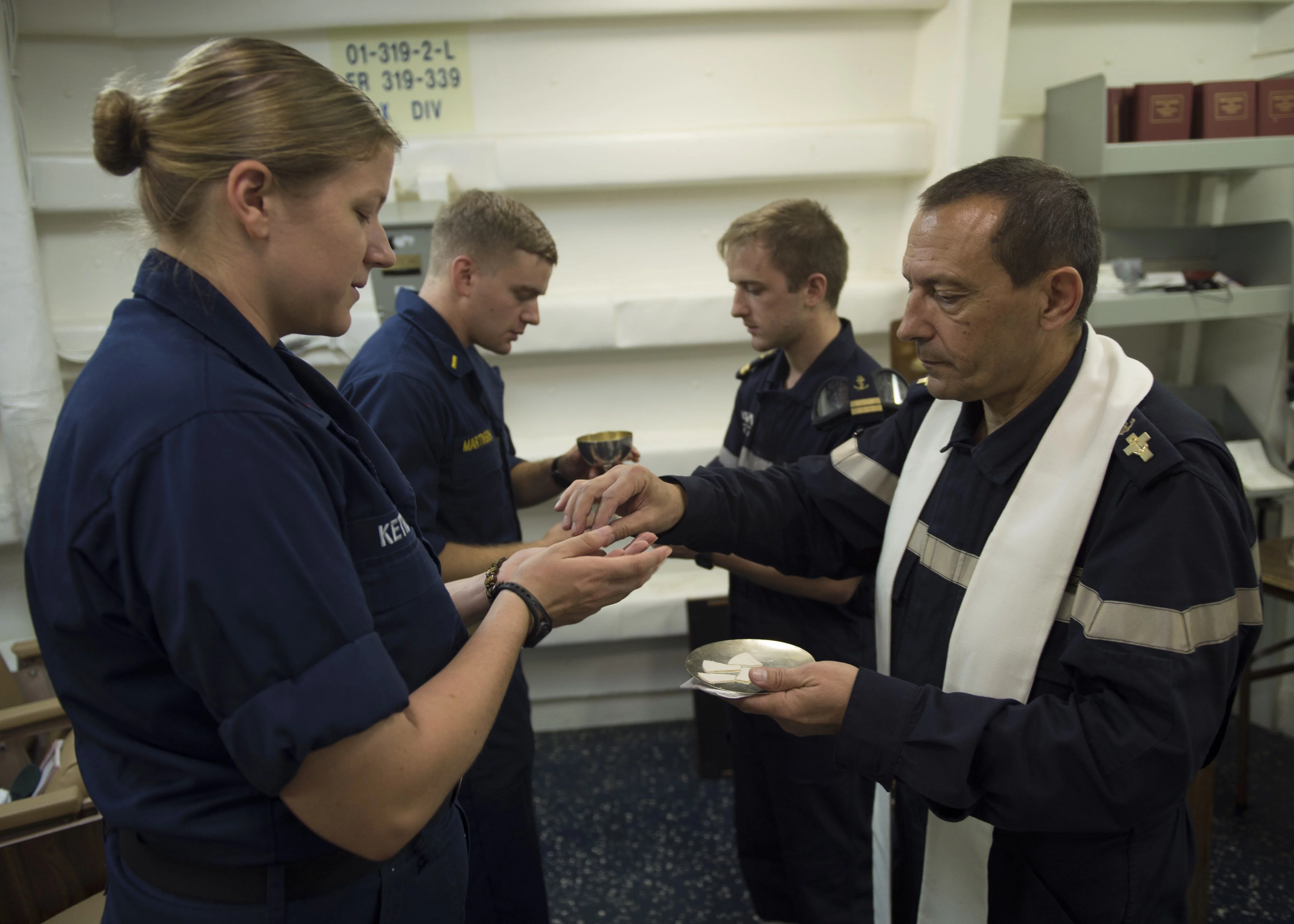 Le père Josef Hernandez, de la frégate Aconit, célèbre une messe catholique à bord du destroyer USS Bulkeley