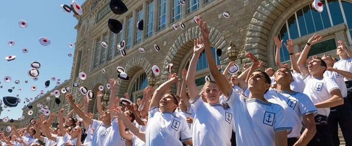 Les mousses devenus matelots lancent leur bachi