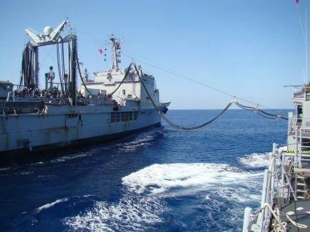 Le « Lieutenant de vaisseau Le Hénaff » ravitaille