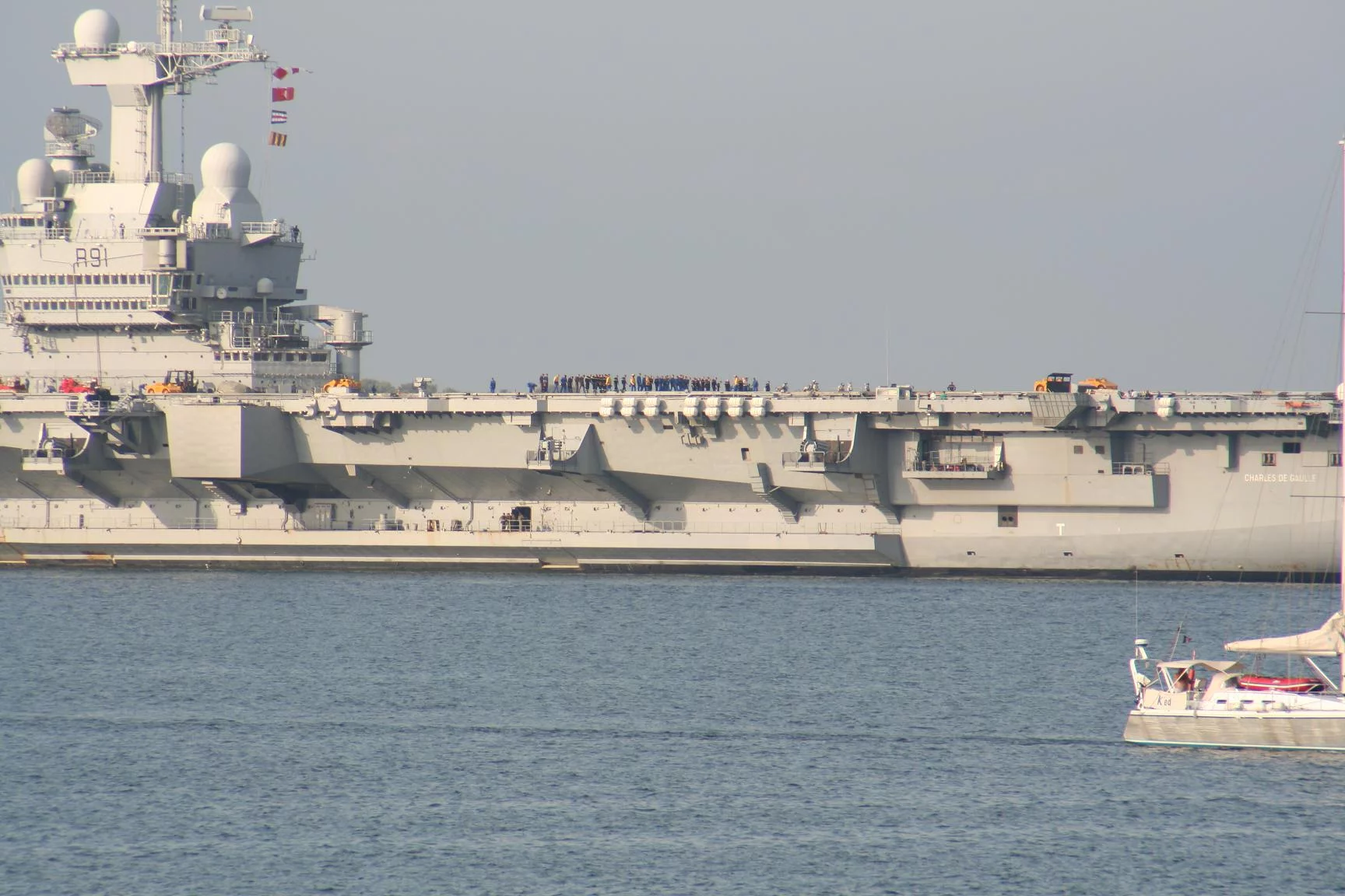 Le porte-avions Charles de Gaulle appareille pour des essais techniques