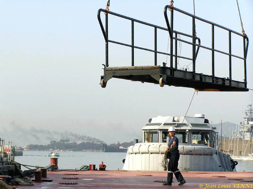 La grue flottante GFA3 dans le Carré du port de Toulon