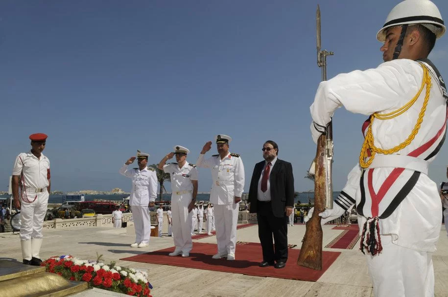 Dépôt de gerbe au monument du marin inconnu