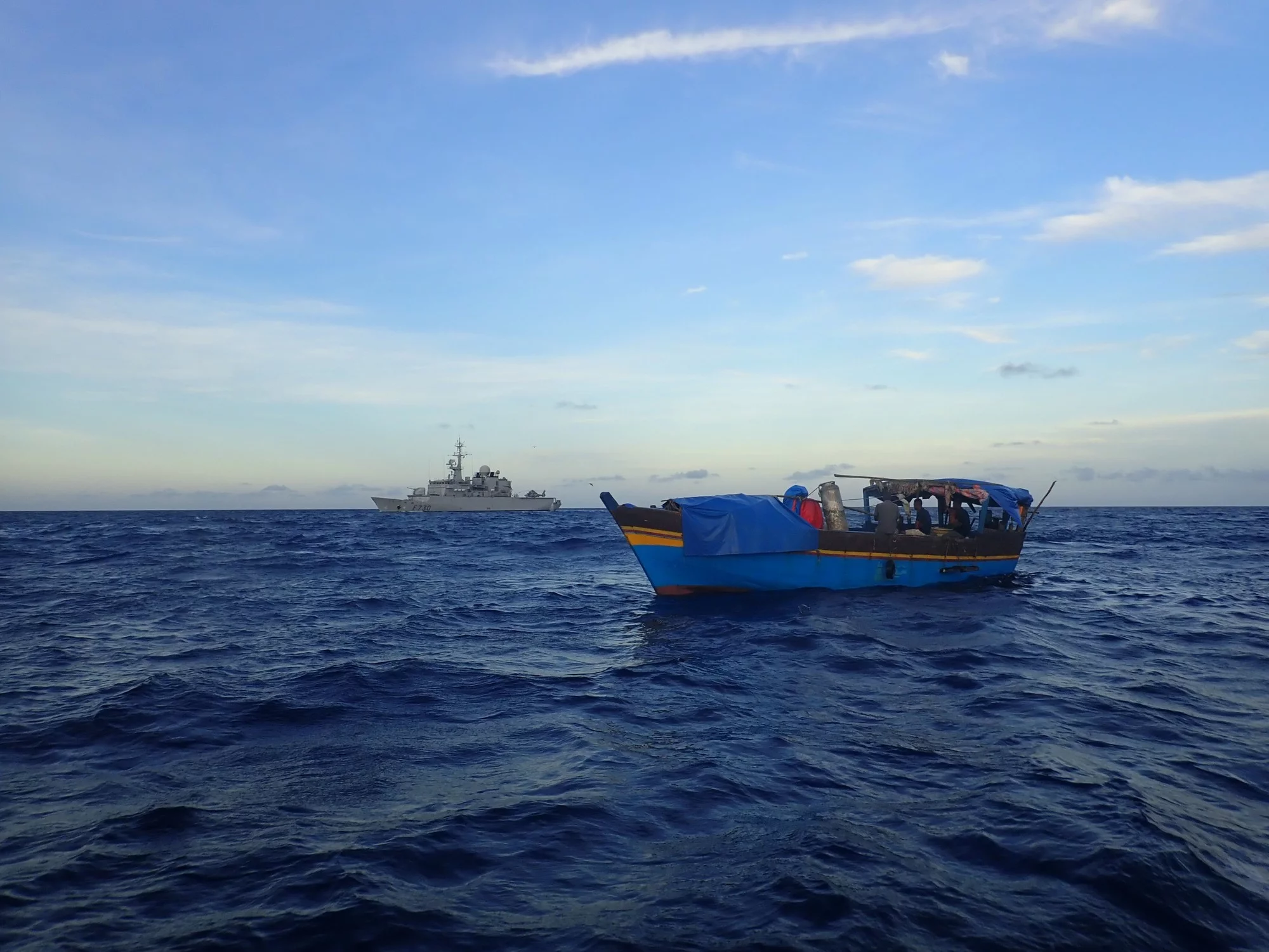 La frégate Floréal et le bateau de pêche intercepté