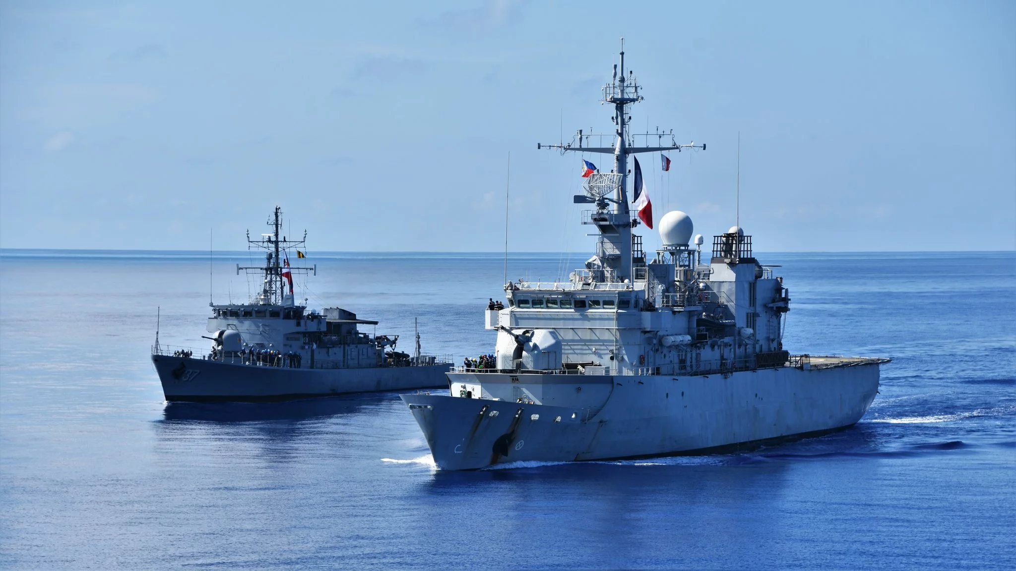 La frégate française et le BRP Artemio Ricarte