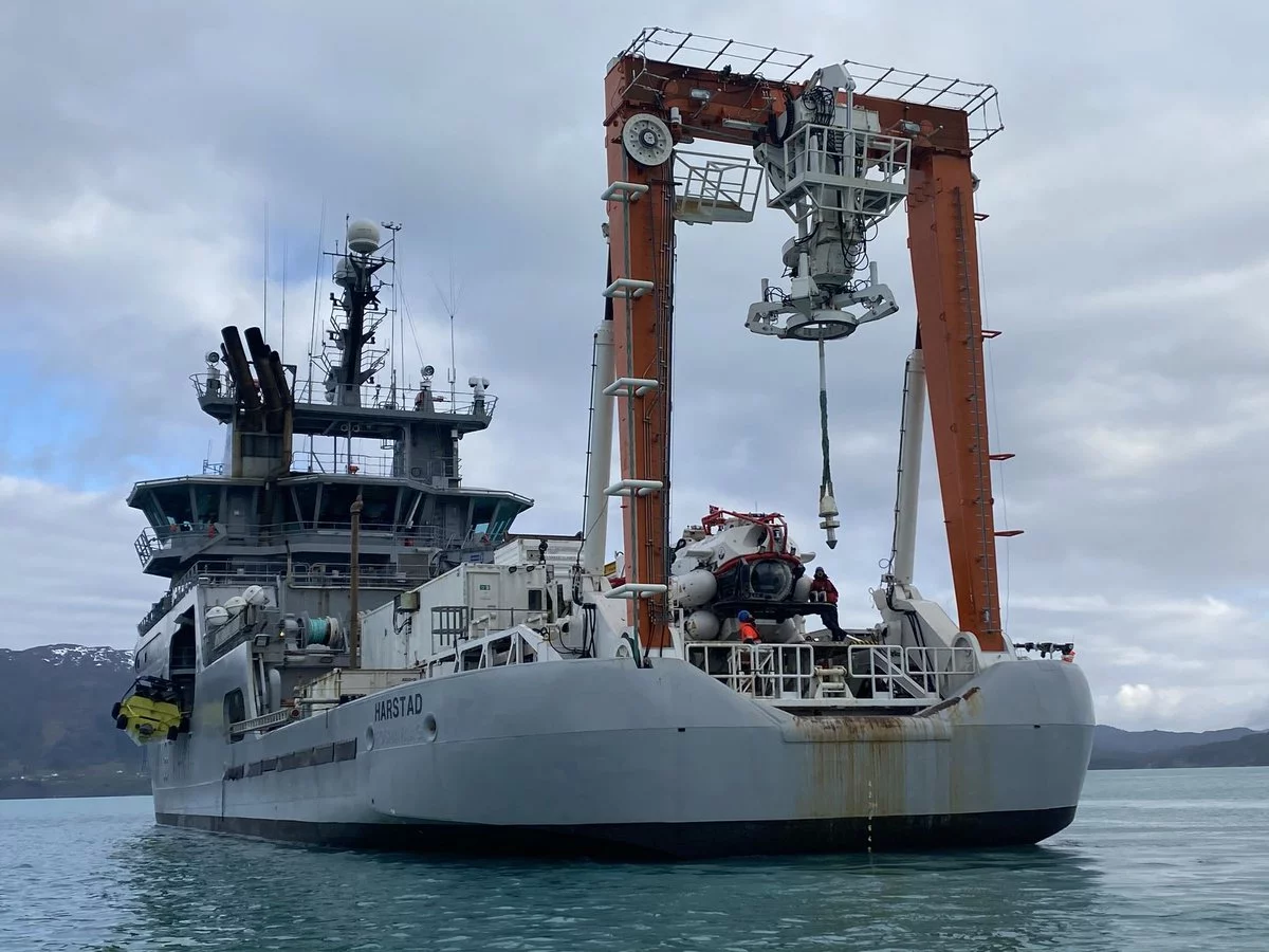 Le navire des garde-côtes norvégiens KV Harstad, bâtiment support du NSRS