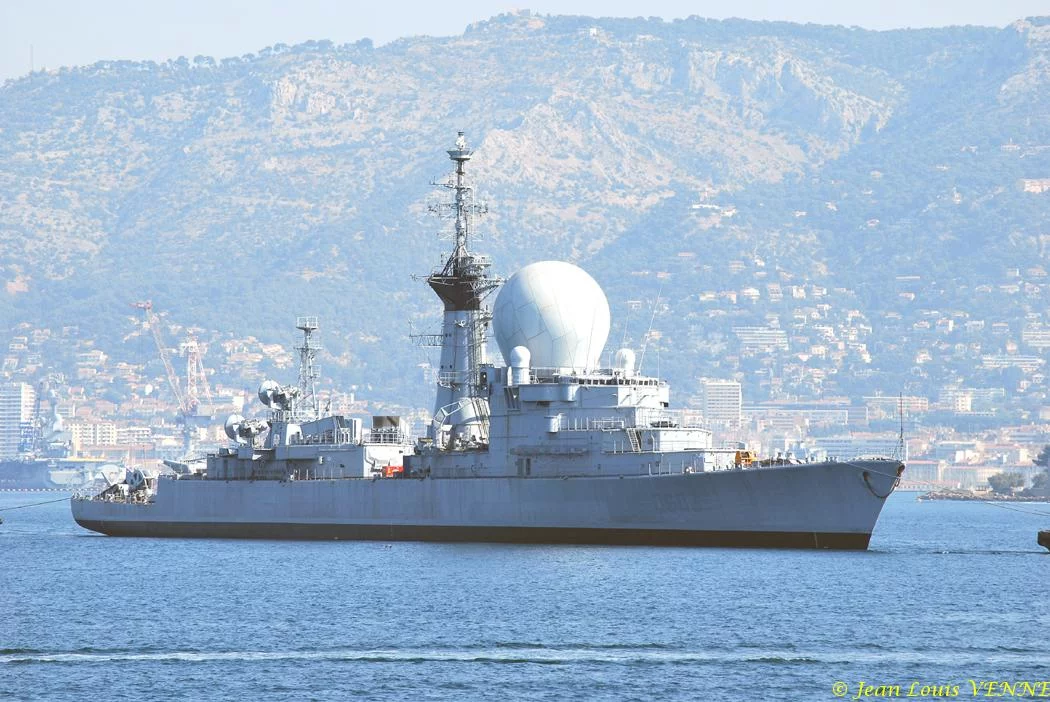 La coque de l'ex-Duquesne remorquée vers St-Mandrier